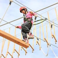 Seikkailija astumassa palkille Lekotin Air Traililla