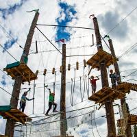 Seikkailupuisto Laajavuoressa on seikkailuratoja eri korkeuksilla.