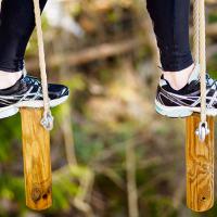 Jalat palkeilla yläilmoissa Seikkailupuisto Huipussa