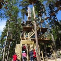 Seikkailupuisto Huipun radoille noustaan portaita pitkin − alaratojen sisäänkäynti.