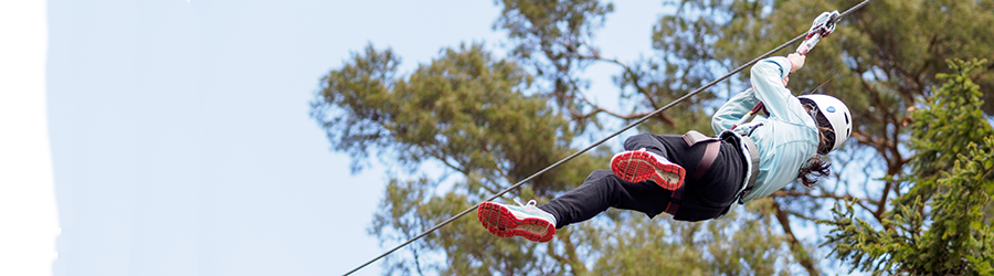 Seikkailija vaijeriliu’ussa Seikkailupuisto Huipussa