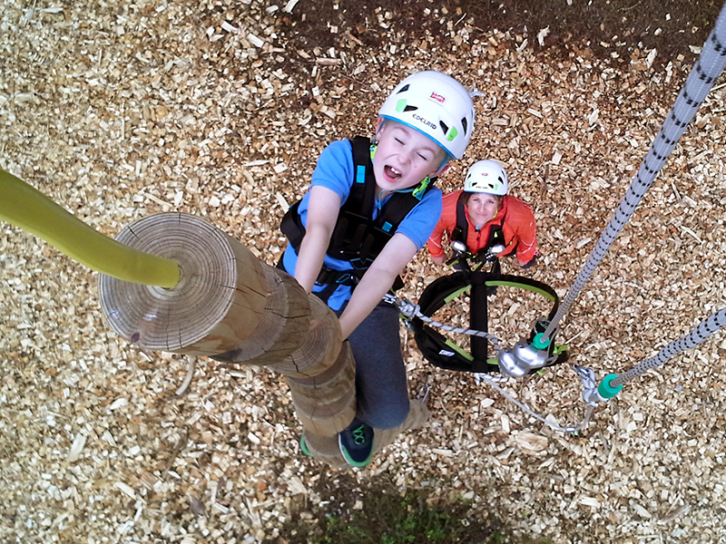 Nousu yläilmoihin ”tukkuköyttä” pitkin Seikkailupuisto Huimassa