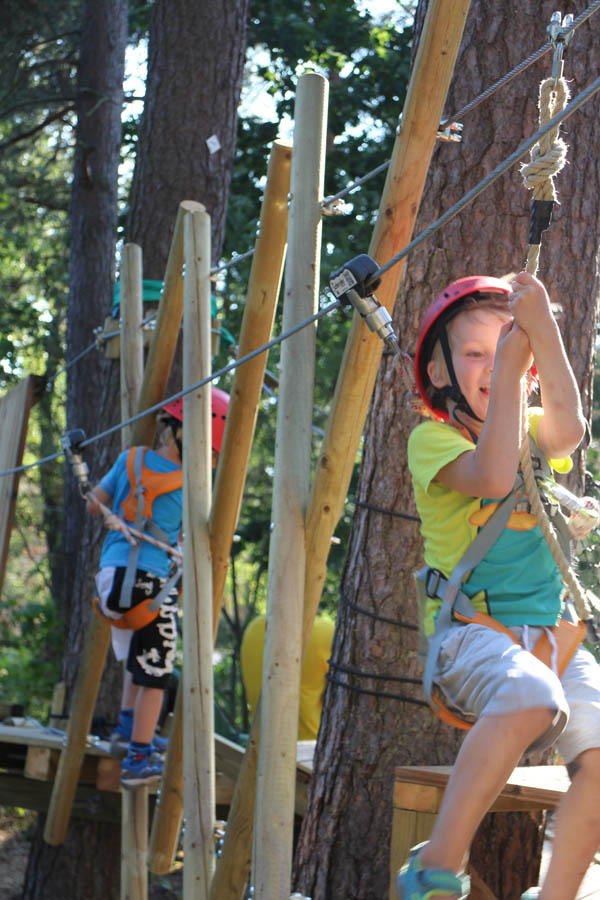 Lapsia seikkailemassa Seikkailupuisto Korkeessa