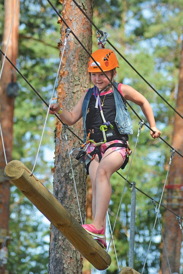 Atreenalin Tykkimäessä voi esimerkiksi tasapainoilla palkeilla.